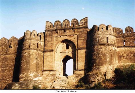 Der Rohtas Fort: Eine imposante Festung aus dem Mittelalter und eine Reise in die Geschichte!